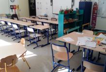 Mobilier scolaire : école primaire, tables, chaises et bibliothèque
