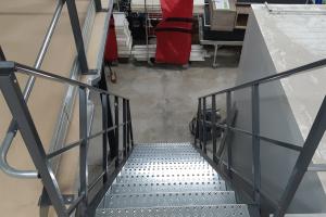 Escalier plateforme et mezzanine de stockage
