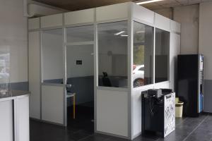 Cloison modulaire semi-vitrée