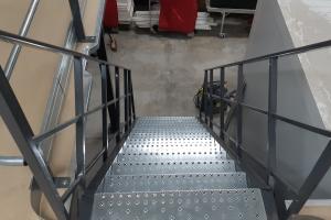 Escalier accès plateforme et mezzanine Donzenac 19